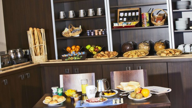 Een ontbijtbuffet met diverse soorten eten en drinken.
