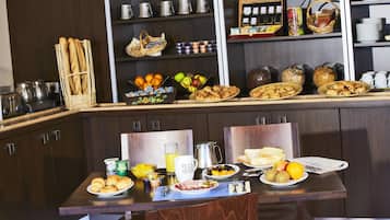 Se ofrece un desayuno continental todos los días (10 EUR por persona)
