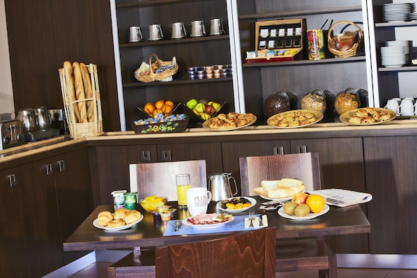 Desayuno continental diario (EUR 10 por persona)