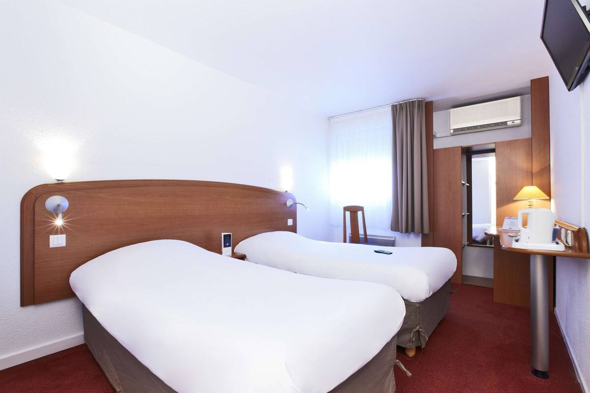 standard room, 2 single beds | desk, laptop workspace, iron/ironing board, free wifi