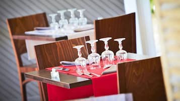 Serveert ontbijt en diner, uitzicht op het zwembad