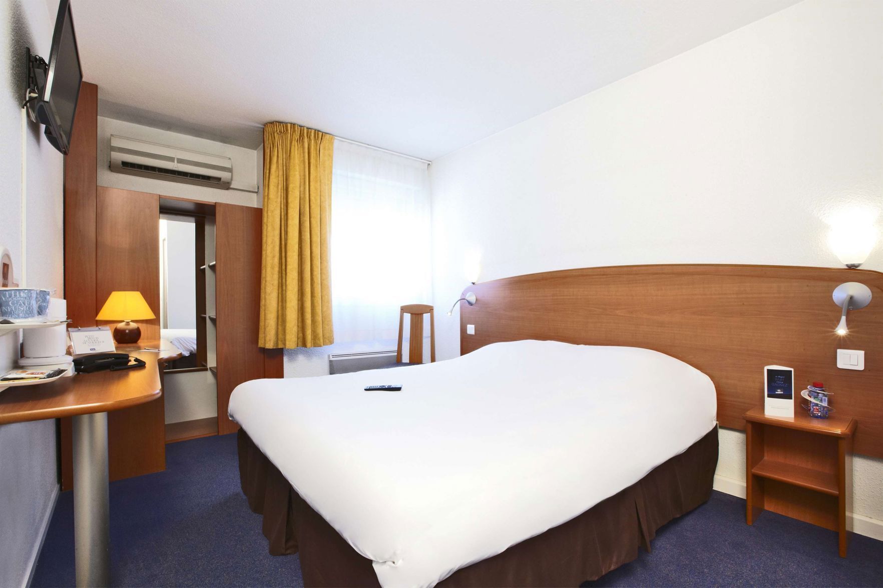 Desk, laptop workspace, iron/ironing board, free WiFi