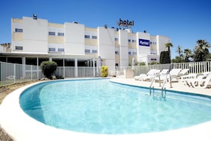 Una piscina al aire libre de temporada