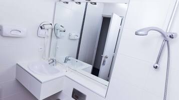 Badekar, miljøvenlige toiletartikler, hårtørrer, håndklæder