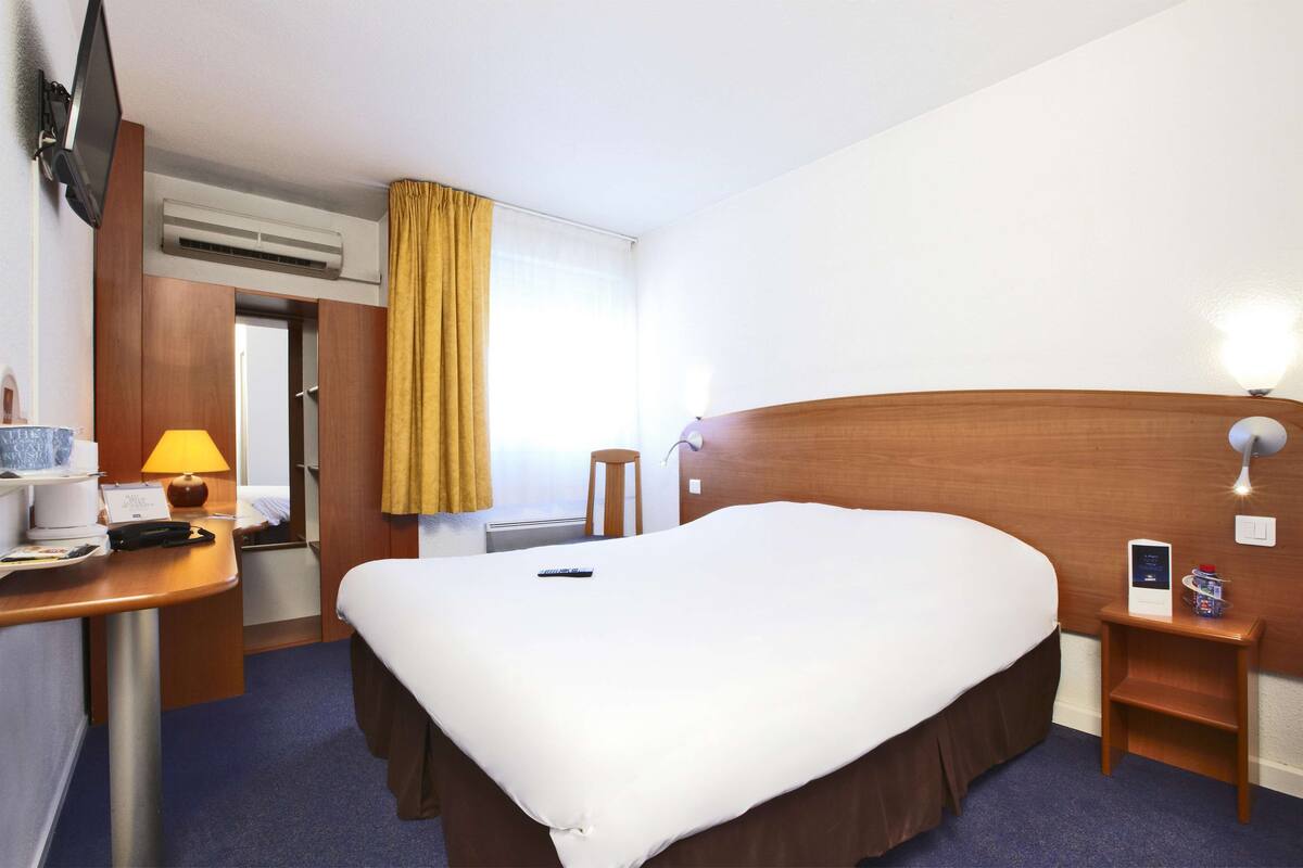 desk, laptop workspace, iron/ironing board, free wifi