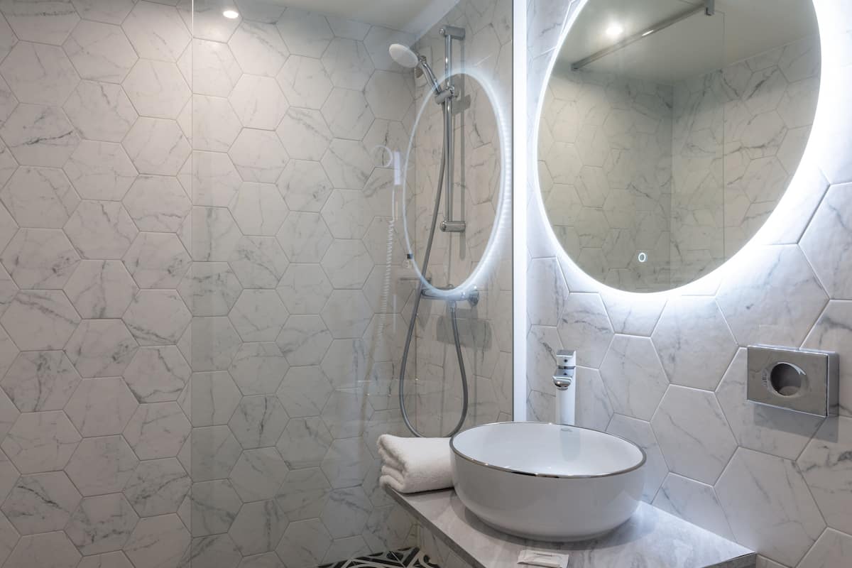 Regendusche, kostenlose Toilettenartikel, Handtücher, Seife