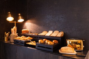 Komplett frukost varje dag (EUR 12.90 per person)