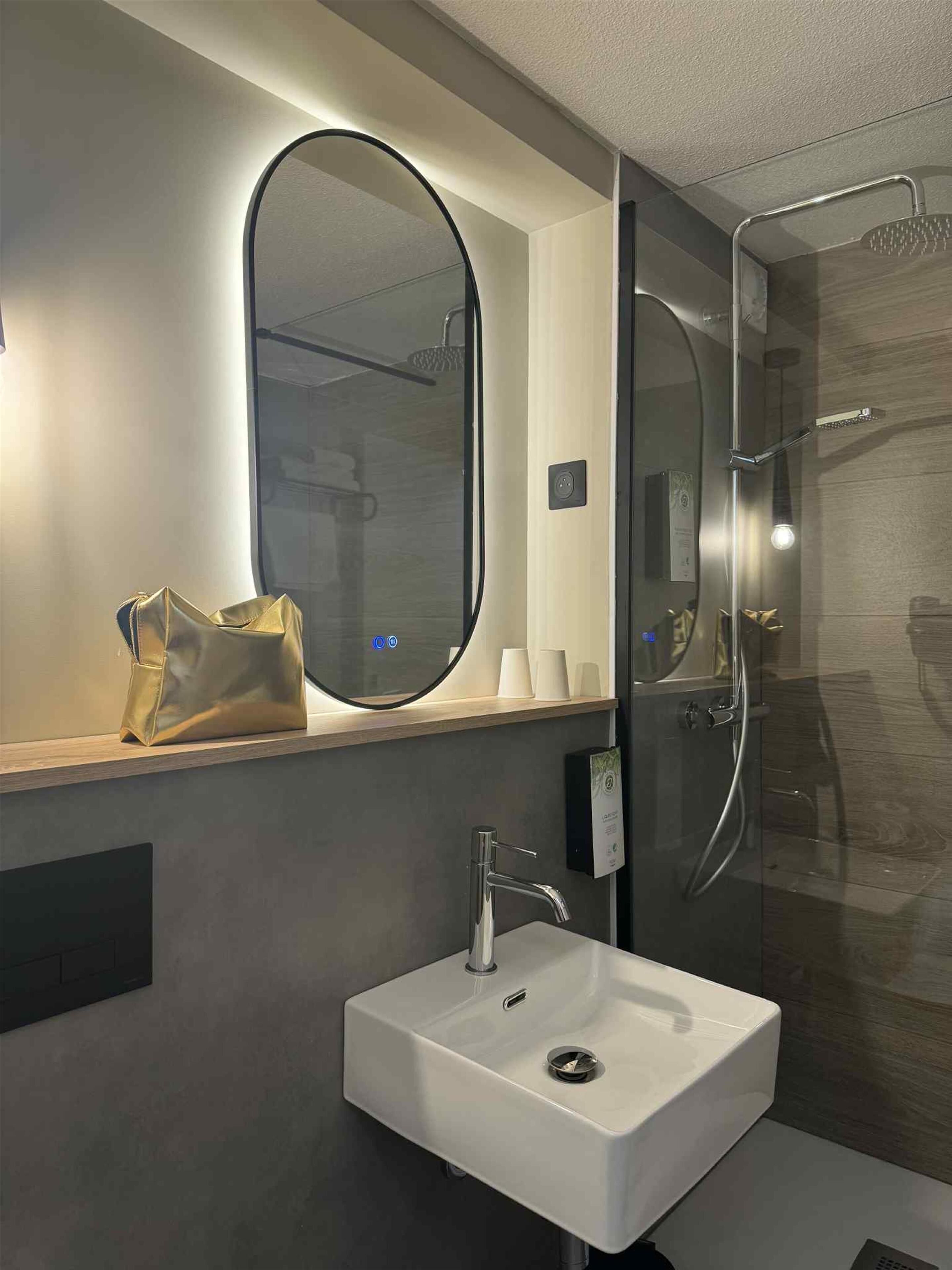 Standard Room, 1 Double Bed | Accessible bathroom