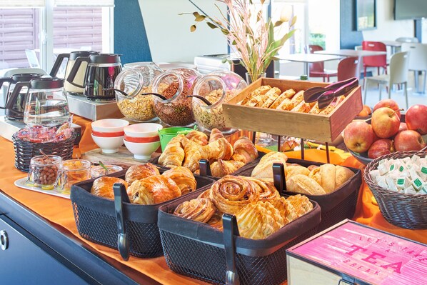 Daily buffet breakfast (EUR 11 per person)