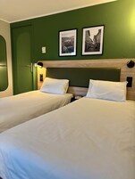 Quarto standard, 2 camas de solteiro | Roupas de cama premium, escrivaninha, cortinas blackout
