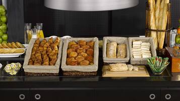 Dagelijks ontbijtbuffet (EUR 12.90 per persoon)