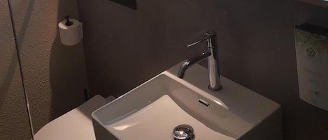 Standard Room, 2 Twin Beds | Accessible bathroom