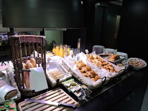 Daily buffet breakfast for a fee - Campanile Toulouse Sud - Labege Innopole (Labege)