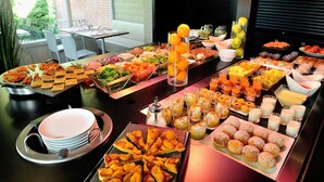 Un bufé con diversas opciones de comida y bebidas.