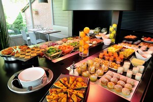 Se sirven desayunos, almuerzos y cenas; cocina francesa