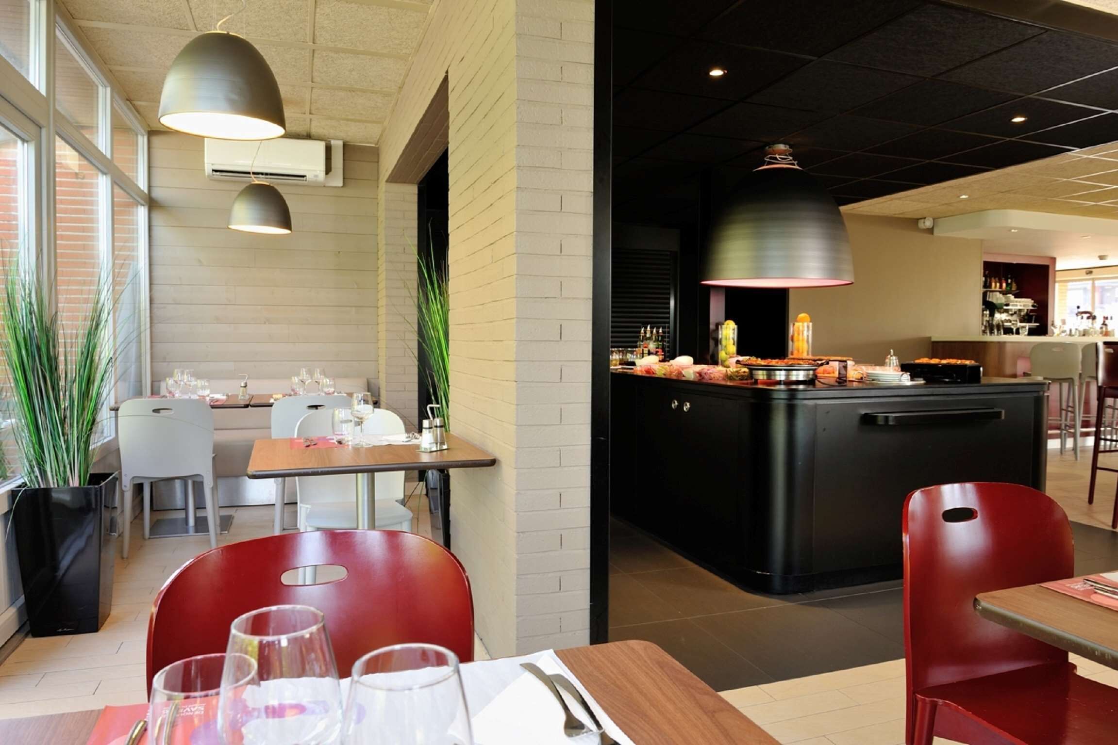 breakfast, lunch, dinner served; french cuisine