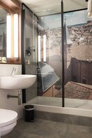 Ducha, artículos de higiene personal ecológicos y secador de pelo