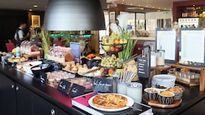 Un buffet proposant une variété de plats et une pancarte indiquant « Fruits et desserts ».
