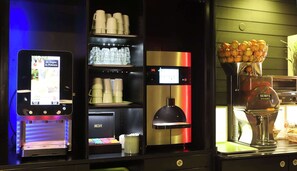 อาหารเช้าแบบบุฟเฟ่ต์ทุกวัน (EUR 15.90 ต่อคน)