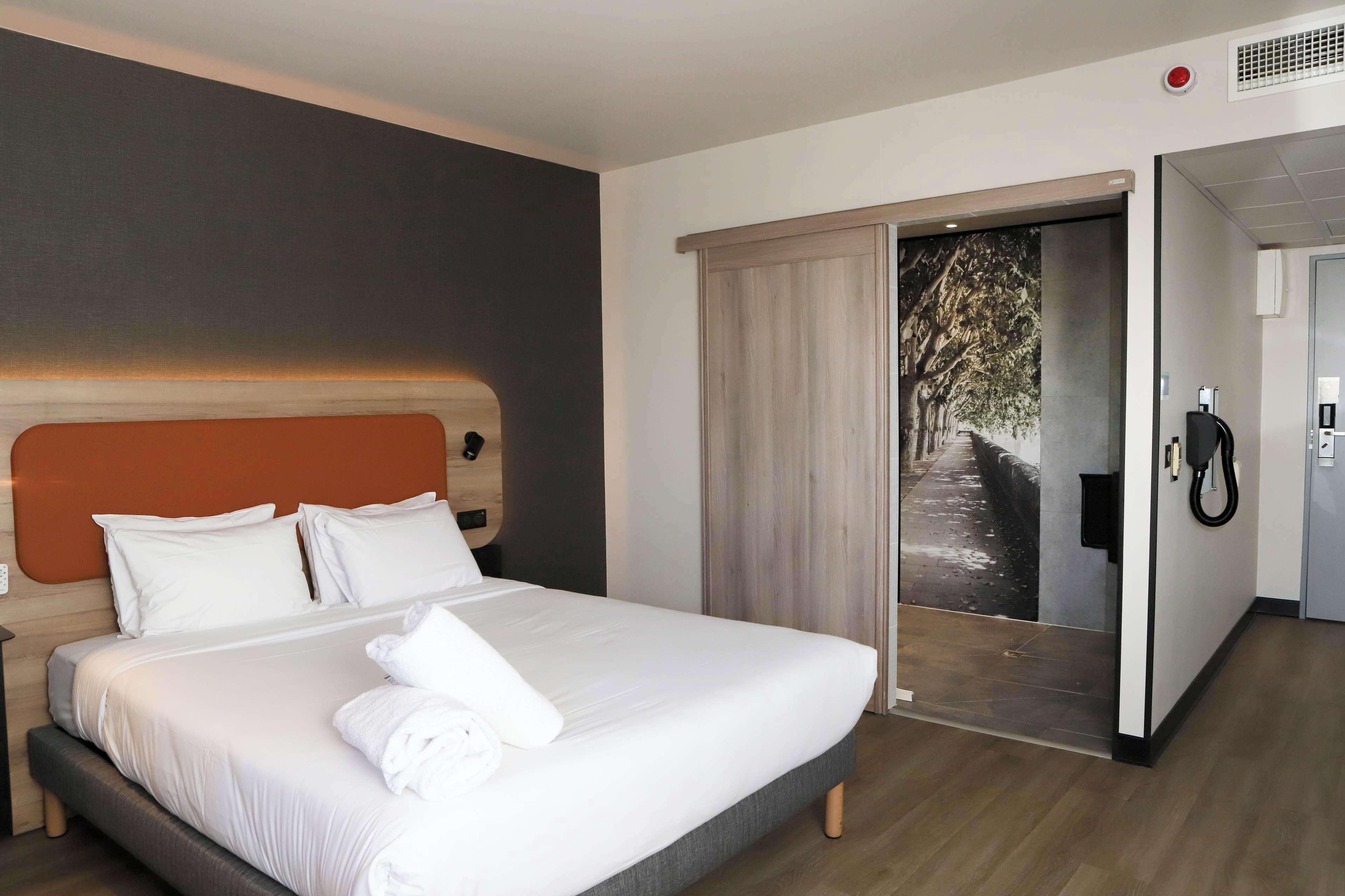 1 غرفة نوم وأغطية فراش متميزة ومكتب ومساحة عمل للكمبيوتر المحمول