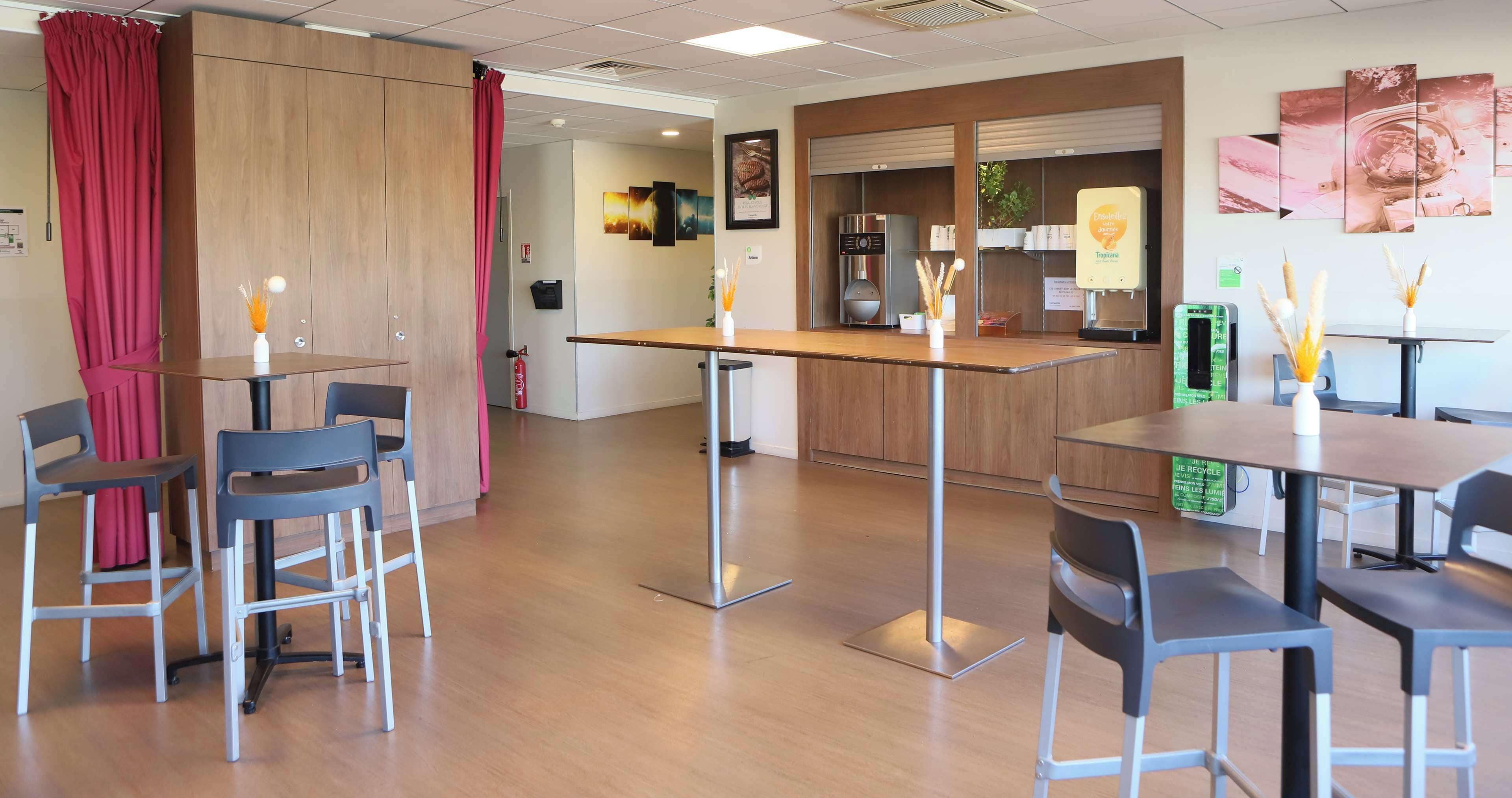 Un moderno vestíbulo de hotel con suelo de madera, un mostrador de recepción y zonas de estar.