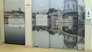 An elevator with a reflective surface displaying a historical building and a bridge. - Campanile PRIME - Toulouse Sud Balma Cité de l'Espace (Toulouse)