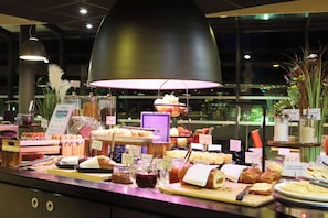 Desayuno buffet todos los días (con cargo)