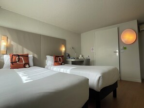 Comfort Twin Room | Premium bedding, desk, laptop workspace, blackout drapes - Brit Hotel Quimper Sud (Quimper)