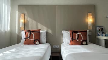 Chambre Confort avec lits jumeaux | Literie de qualité supérieure, bureau