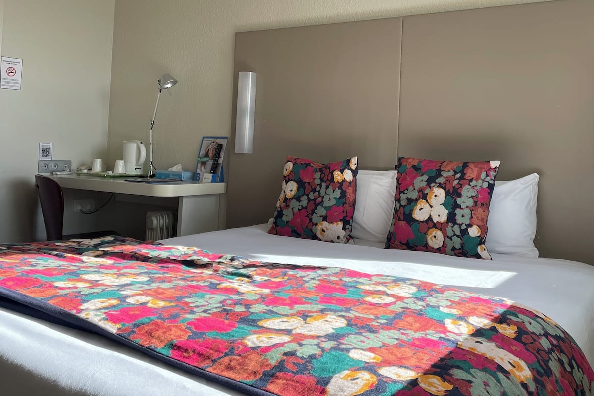 Kamar Keluarga (Comfort) | Seprai premium, meja kerja, dan ruang kerja ramah laptop