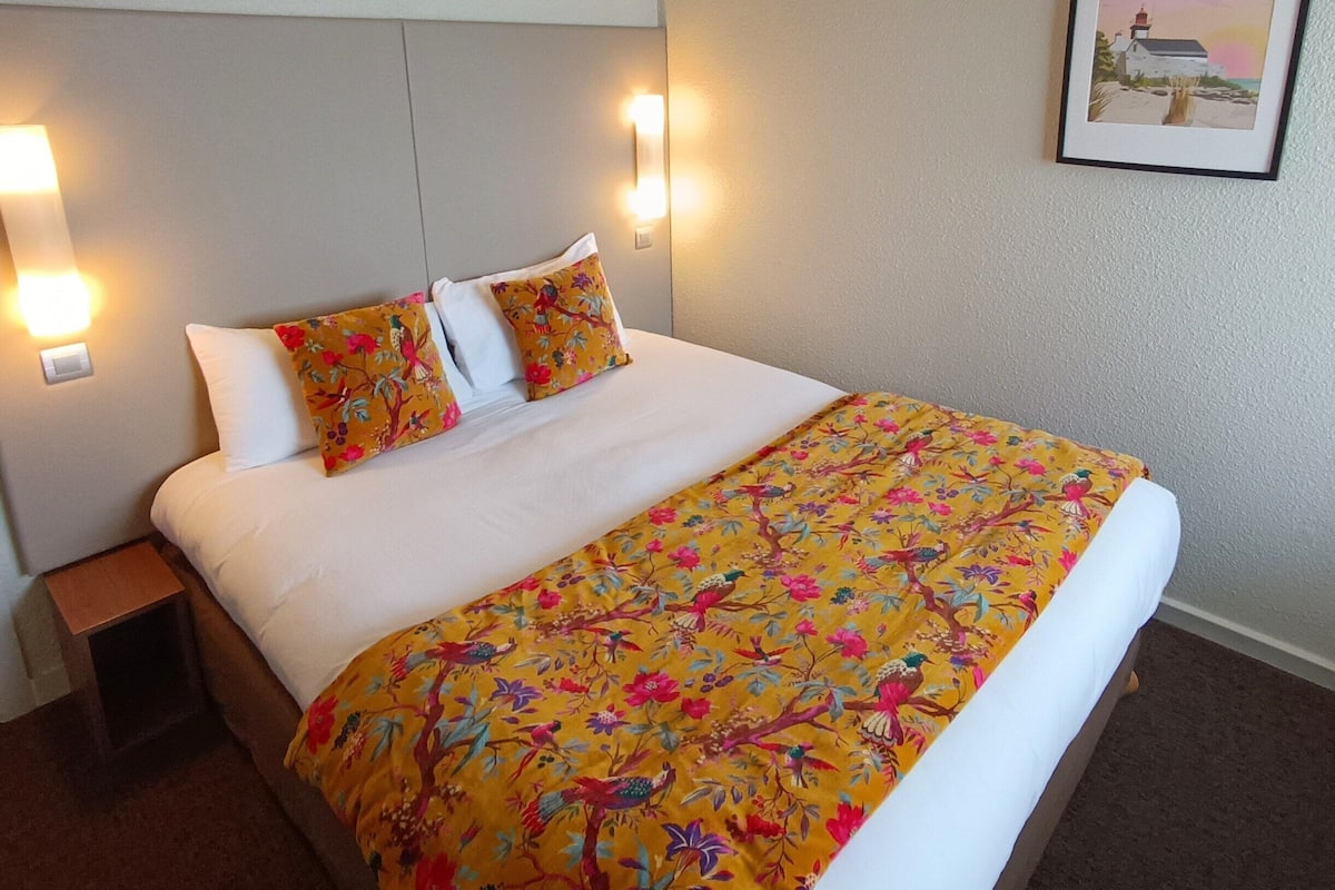 Kamar Double Comfort | Seprai premium, meja kerja, dan ruang kerja ramah laptop