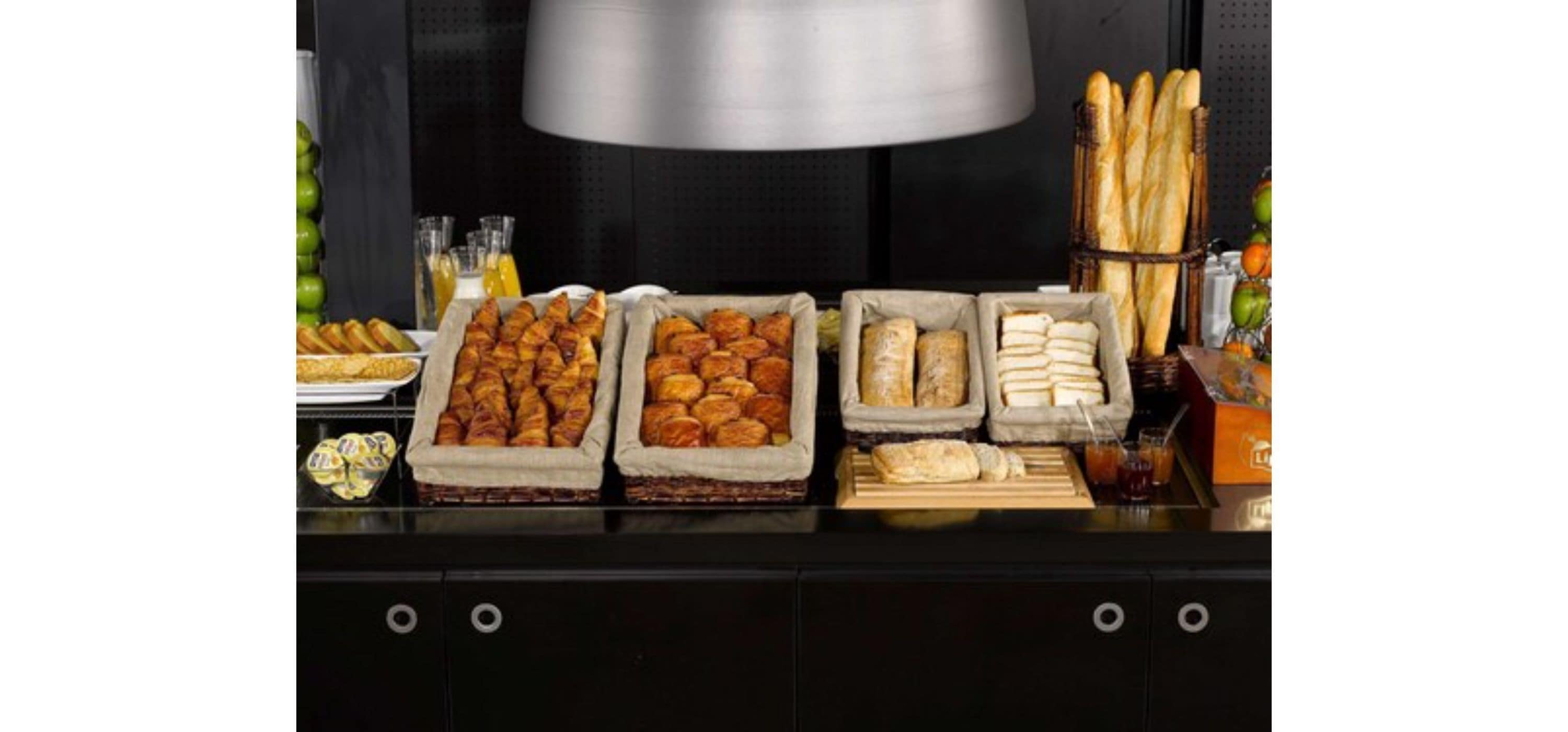 Petit déjeuner, déjeuner et dîner servis sur place