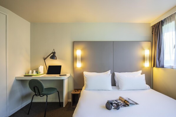 Phòng Tiêu chuẩn, 1 giường đôi | Bộ đồ giường cao cấp, bàn, màn/rèm cản sáng, phòng cách âm