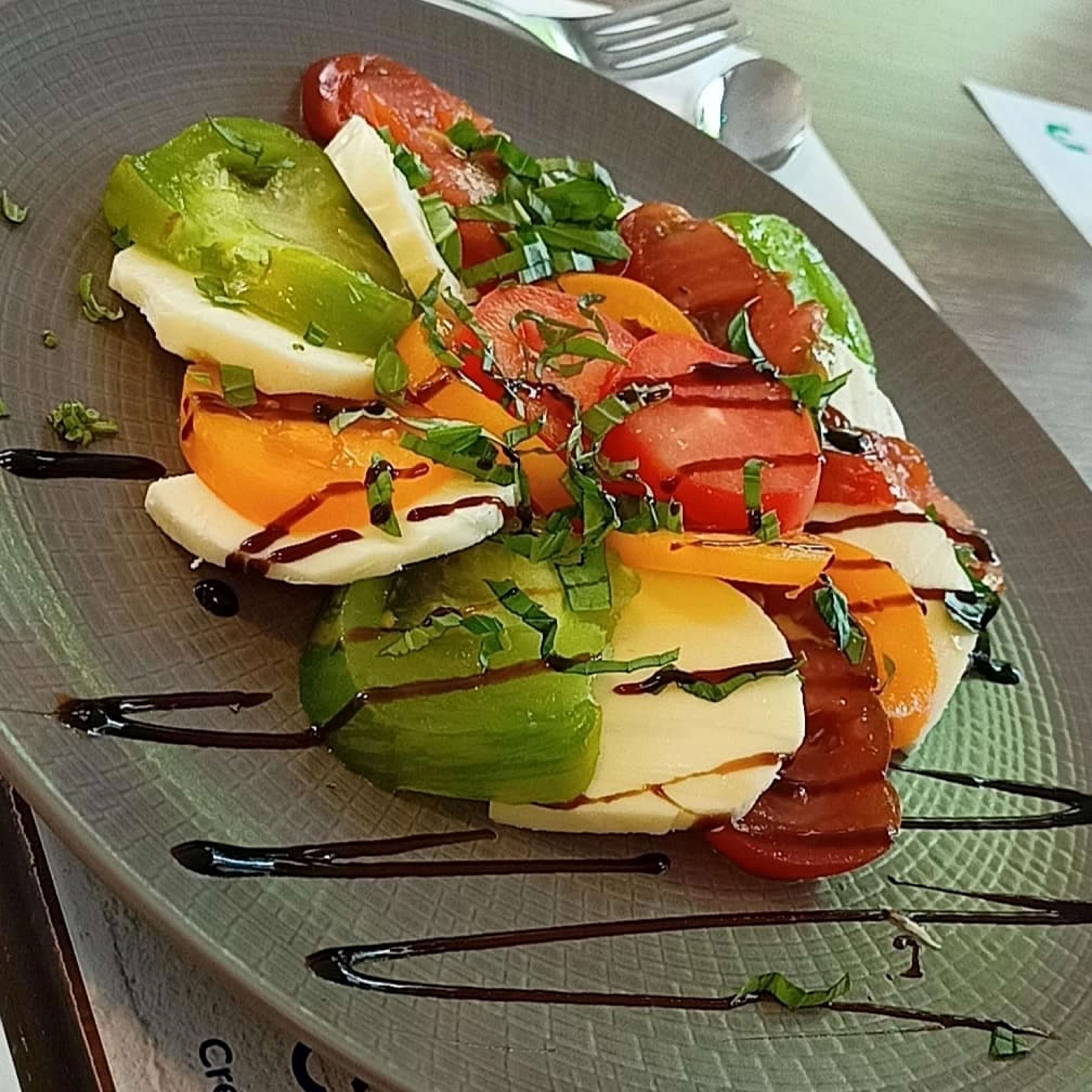 Um prato de comida com diversos legumes e queijo.