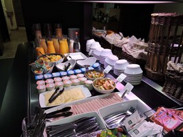 Petit déjeuner buffet (15.00 EUR par personne)
