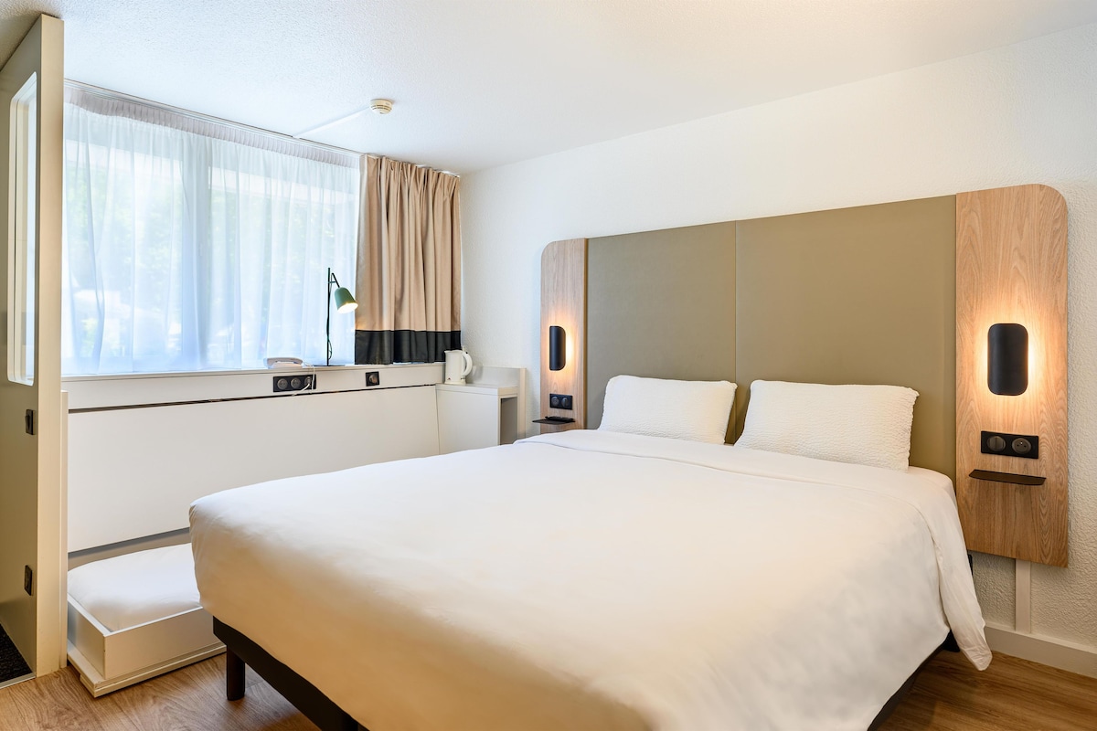 Standard Room, 1 Queen Bed with Sofa bed (Junior) | Desk, laptop workspace, iron/ironing board (on request)
