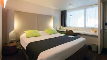 Schreibtisch, schallisolierte Zimmer, Bügeleisen/Bügelbrett