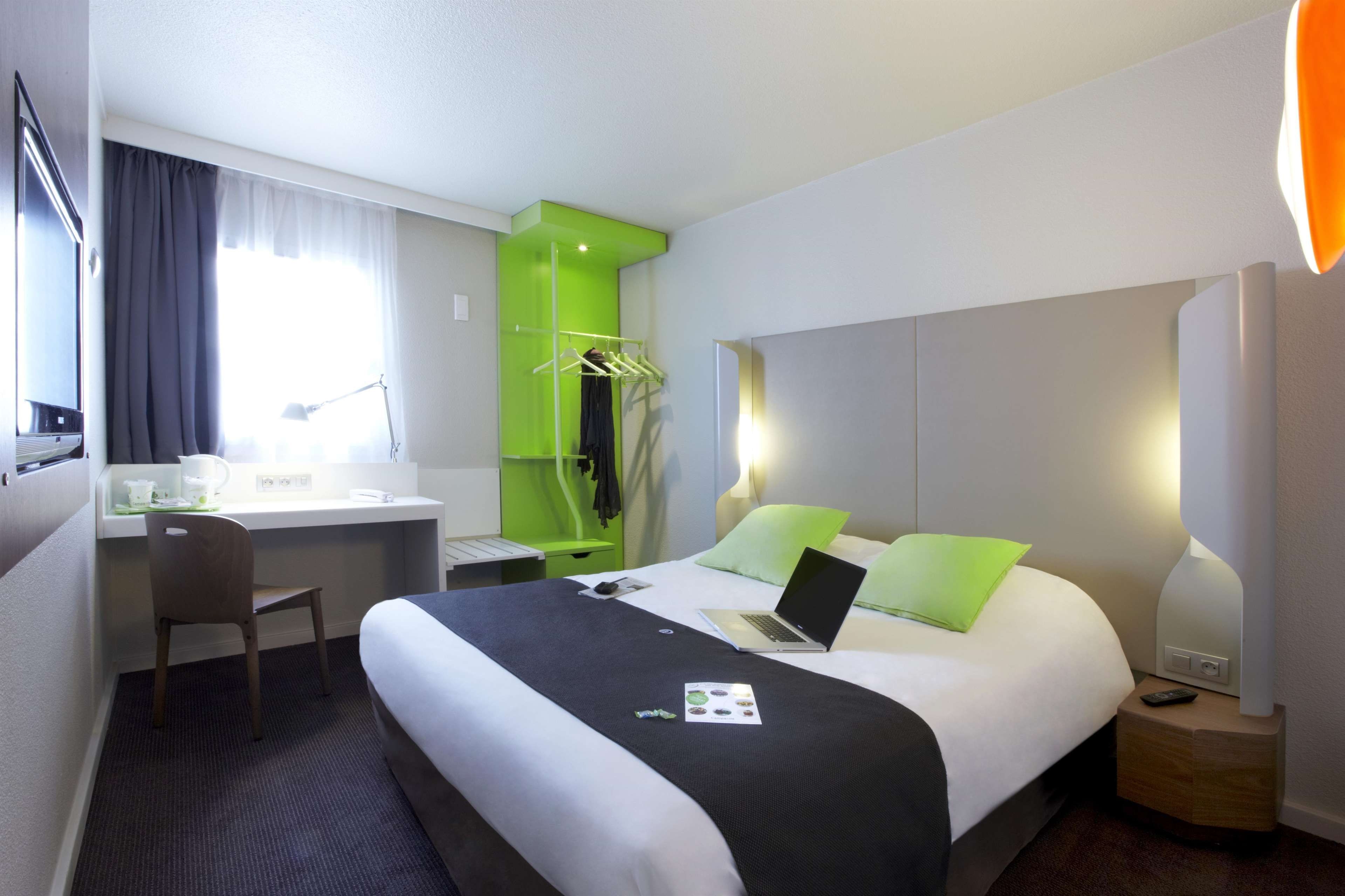 Premium bedding, desk, soundproofing, WiFi (free)