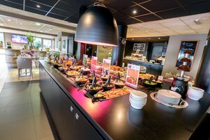 Déjeuner et dîner servis sur place
