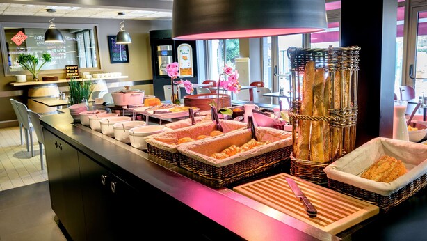 Un buffet proposant une variété de plats et d’ustensiles.