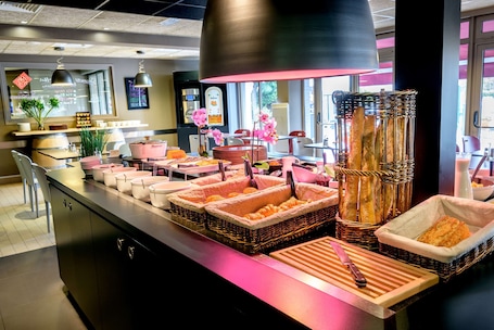 Daily buffet breakfast for a fee. Campanile Toulouse Ouest - Purpan