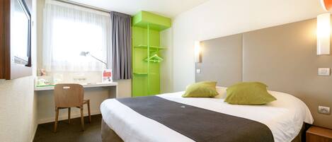 Premium bedding, desk, soundproofing, free WiFi