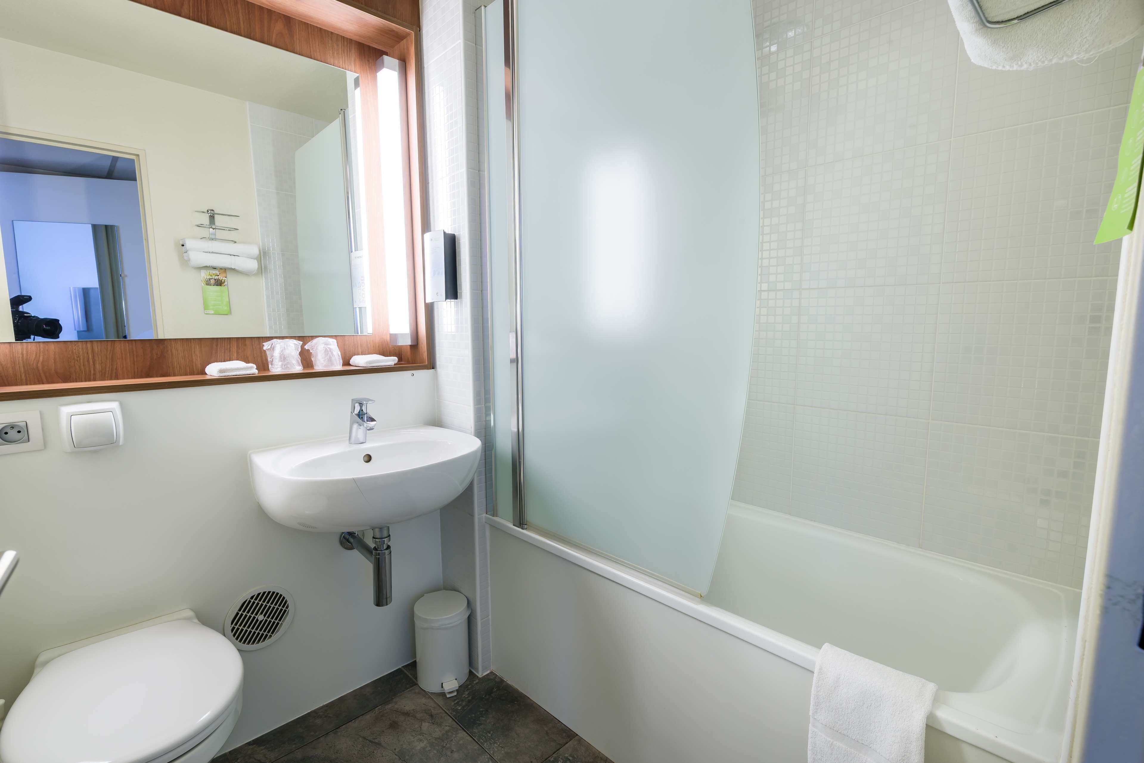 Un baño con lavamanos, inodoro y ducha.