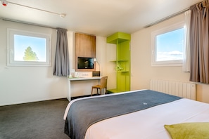 Hochwertige Bettwaren, Schreibtisch, schallisolierte Zimmer