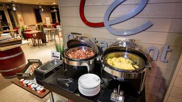 Petit déjeuner buffet servi tous les jours en supplément