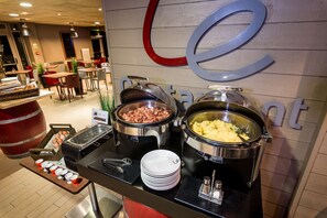 A buffet setup with various food items and a sign that reads "Café". - Campanile Toulouse Ouest - Purpan (Toulouse)