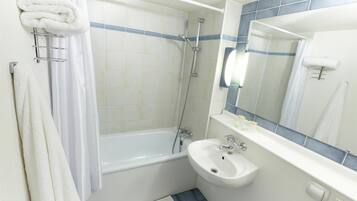 Articles de toilette écologiques, sèche-cheveux, serviettes fournies