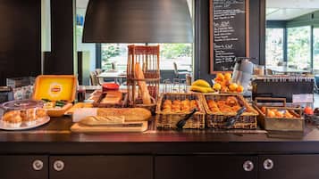 Tägliches Frühstücksbuffet (13.9 EUR pro Person)