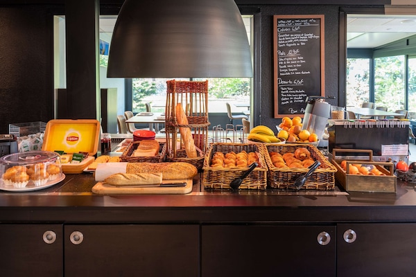 Daily buffet breakfast for a fee