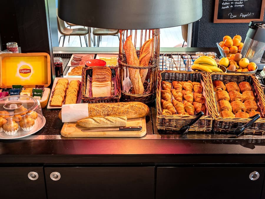 Daily buffet breakfast (EUR 13.9 per person)